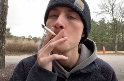 Лечение зависимости от табакокурения в Михайловске Мужчина с сигаретой делает затяжку